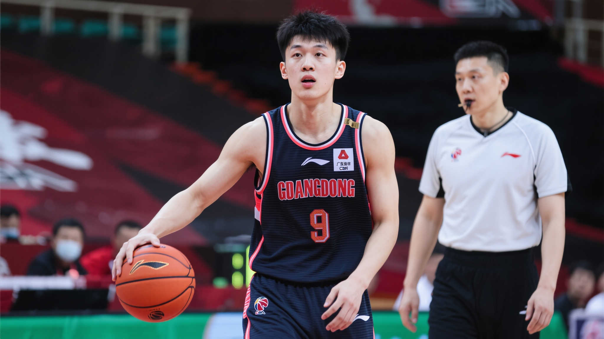 的带领下更 的带领下更